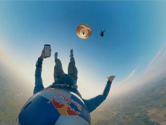 Ongetwijfeld een primeur: Belgische kajakker Maxime Richard skydivet tijdens het skydiven uit ballon Tomorrowland