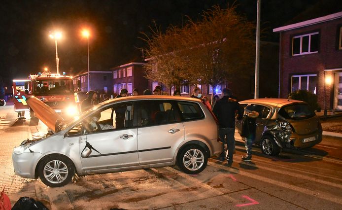 De Ford C-Max botste tegen een geparkeerde Opel Corsa, langs de Ieperseweg in Beitem. Beide voertuigen raakten zwaarbeschadigd.