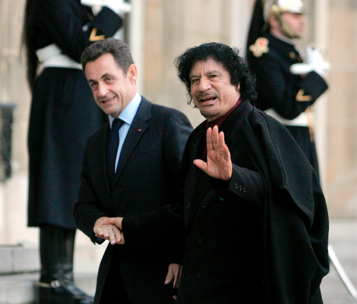 Sarkozy (links) met Kadafi in 2007. Beeld EPA