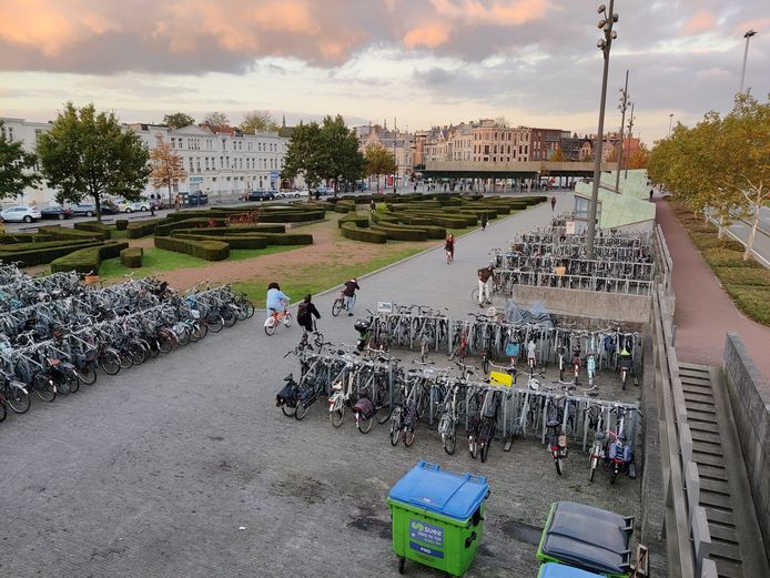 Het ongeluk gebeurde vlak naast de fietsenstalling.