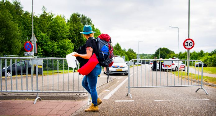 Een bezoeker verlaat het terrein na een aanrijding tussen een bestelbusje en een groep festivalgangers in Landgraaf.