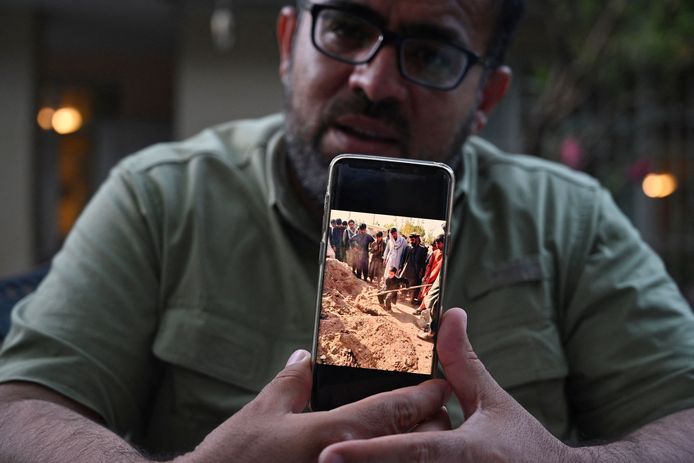 Foto dari 24 Juni 2021. Ahmad Sir Anwari, mantan penerjemah Afghanistan untuk tentara Prancis, menunjukkan foto pemakaman Abdul Baseer di ponselnya.  Basir, 33, juga bertugas dengan tentara Prancis di Afghanistan di masa lalu.  Dia ditemukan tewas di provinsi Wardak pada 19 Juni. Dia dikatakan telah ditembak oleh gerilyawan Taliban.