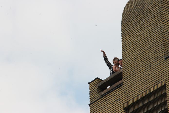 Conservator Hilde Colpaert en cultuurschepen Kurt Himpe smeten tijdens de schoentjesworp schoentjes vanop de toren van Eperon d'Or in het publiek.