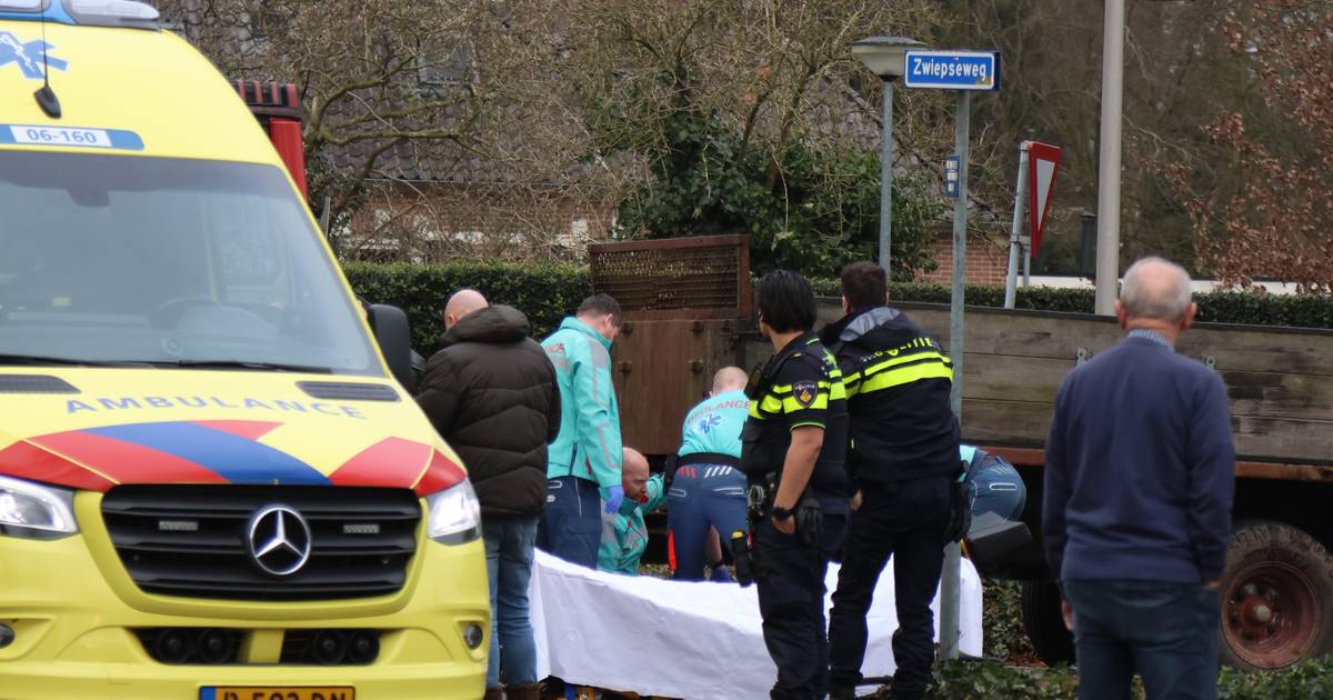 Wielrenner gewond naar ziekenhuis na aanrijding met trekker Lochem.