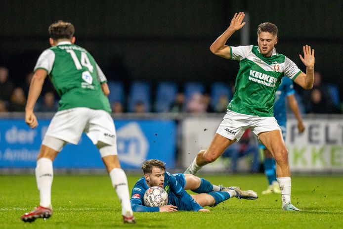 FC Dordrecht-aanvaller Pepijn Doesburg maakt een bezwerend gebaar tijdens het duel met ADO Den Haag.