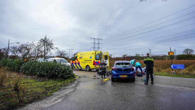 Scooterrijder gewond door aanrijding met auto in Nuenen