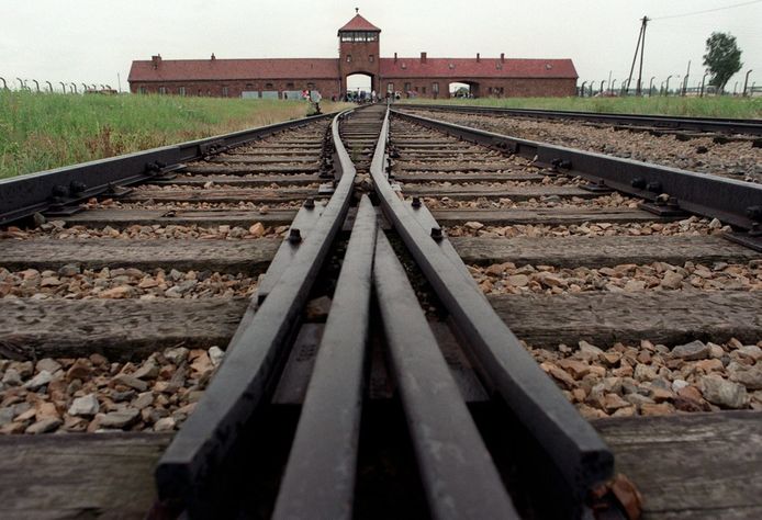 De ingang van het concentratiekamp van Auschwitz.
