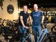Marcel Knobben en Jerry van der Linde (rechts) hebben een zaak in Dalfsen die 25 jaar bestaat, het is de enige fietsenwinkel in het dorp dat er eind vorige eeuw nog drie had.