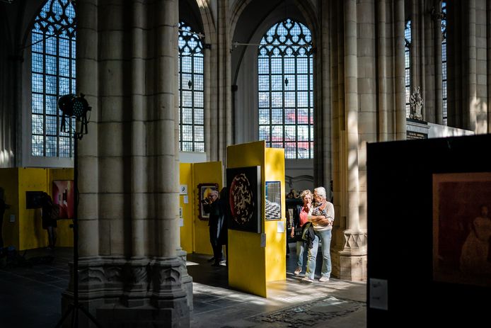 Bezoekers bestuderen de te veilen kunstwerken in de Eusebiuskerk. De opbrengst is voor Giro 555.