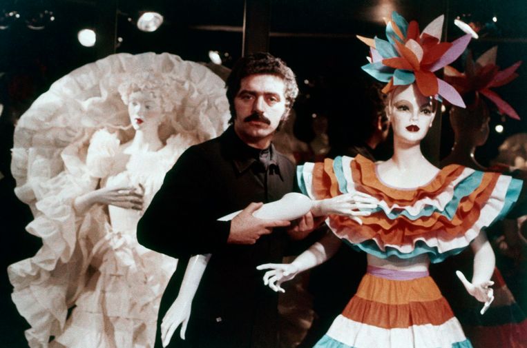 Paco Rabanne experimenteerde ook met papier als materiaal voor mode. Hier presenteert hij een aantal papieren jurken voor zijn collectie in 1973.  Beeld AP