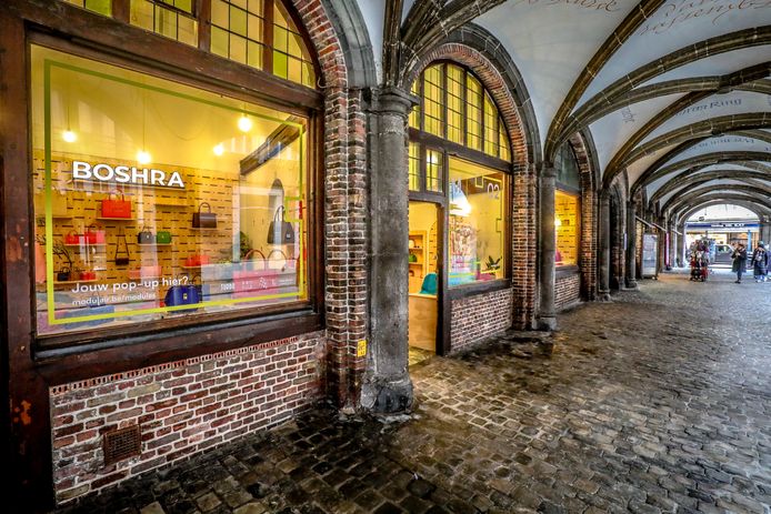 NET OPEN. Boshra (39) opent pop-upwinkel in Brugge voor wereldberoemde ...