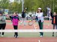 TikTokkers Imea en Timon laten kinderen proeven van tennis