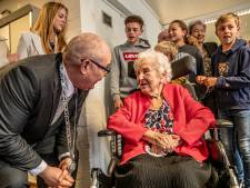 100-jarige Mien Gentenaar-De Visser uit Waalre nog altijd de slimste mens van De Hoevenakkers