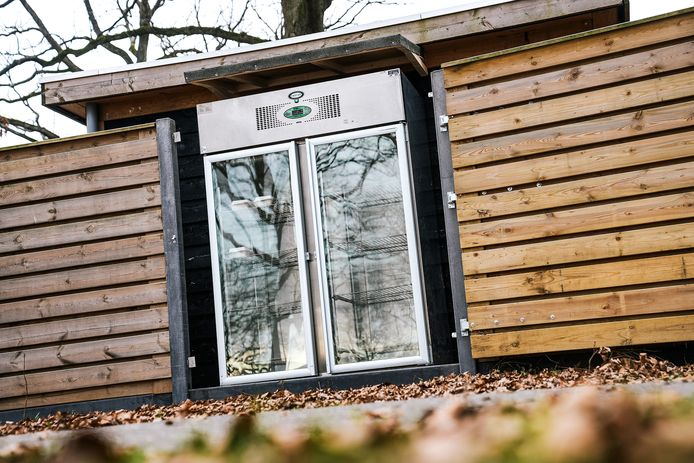#NLBEELD# Bergen op Zoom  Foto: Joris Knapen / Pix4Profs. Buurtkoelkast bij Adrianohuis . Bij het Adrianohuis in Bergen op Zoom wordt vandaag een buurtkoelkast geopend. Mensen die in financieel zwaar weer zitten kunnen daar eten uit halen. Farid El Khassim, met initiatiefnemer, Jelle Gillissen.