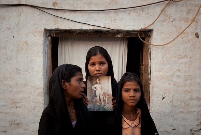 De dochters van Asia Bibi in 2010, toen de vrouw ter dood werd veroordeeld.