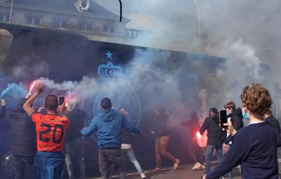 Paar honderd Club-supporters verwelkomen spelersbus met Bengaals vuurwerk voor match tegen Antwerp: politie stelt vijf pv’s op