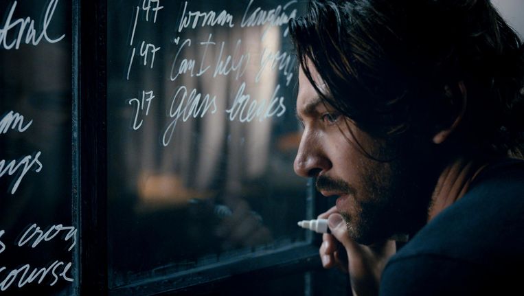 Michiel Huisman als luchtverkeersleider Dylan, die overal in de wereld patronen ziet. Beeld  