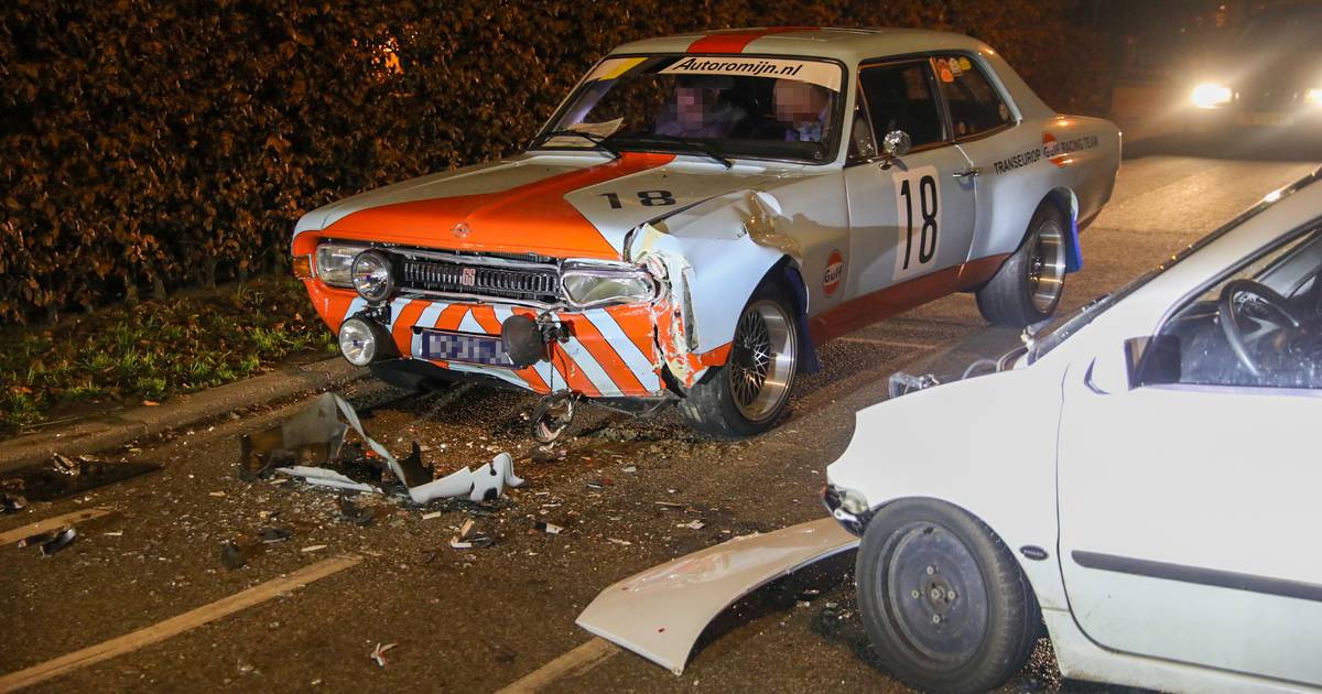 Opel Rekord C 3.0 24V uit 1969 zwaar beschadigd na aanrijding met brommobiel in Lunteren.