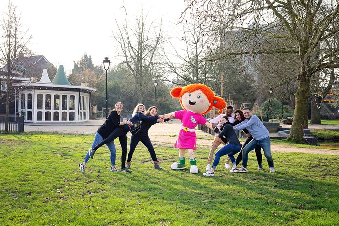 Rechts de nieuwe organisatoren van Kids@thepark: Mariëlle en Sander Kluin, Rianne Nijhuis en Patrick Slagers. Links de ouder organisatoren Alina Kothman, Tanja Heerbaart en Kim Vollenbroek.