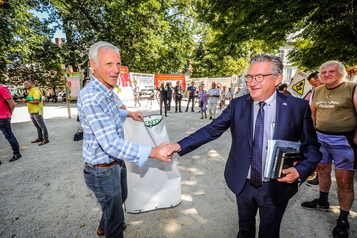 protest tegen Ventilus project te Brugge waar de burgemeesters samen komen met minister om de zaak te bespreken