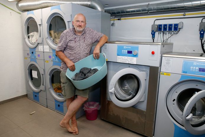 De blootvoetse graaf Laurent d’Ursel in het wassalon waar de daklozen hun kleren kunnen laten wassen.
