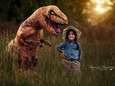 Moeder maakt vertederende foto's van autistisch zoontje verkleed als T-rex: "Geen gedwongen lachjes of omkoperij. Dit is Levi in zijn element"