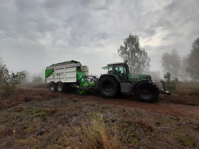 Het steengruis wordt niet meer gestort met helikopters, maar vanaf de grond over de heide geblazen.