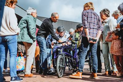 Molenschot heeft haar eigen duofiets: ‘Naast elkaar, veel gezelliger dan een tandem’