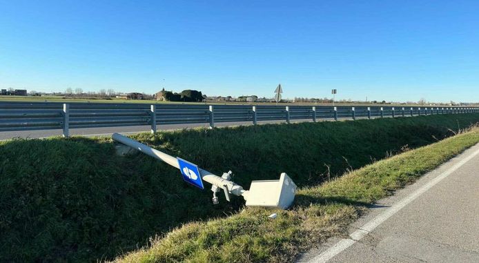 Een van de neergehaalde flitspalen in Italië