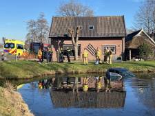 Auto belandt in water in Klarenbeek, bestuurder door omstander gered 