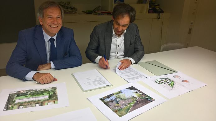 Wethouder Johan Weijland (l) bekijkt de plannen voor de kazerneterreinen in Ede.