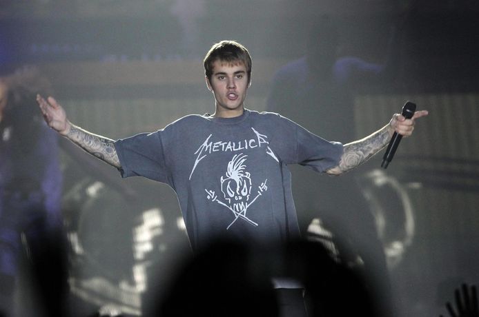 Justin Bieber verdedigde Chris Brown nadat die beschuldigd werd van verkrachting.