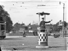 Nu staan verkeersagenten verstopt, maar in 1916 stond ‘ie pontificaal op de Smakkelaarsbrug