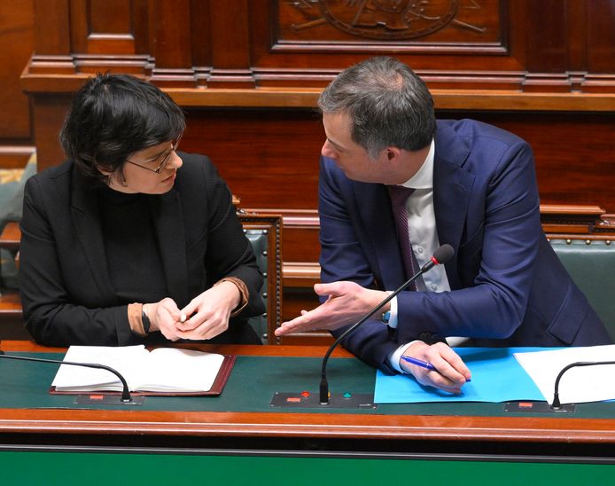Energieminister Tinne Van der Straeten (Groen) en premier De Croo (Open Vld) in de Kamer