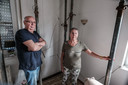 Barsten in de muur van de woonkamer van Theo en Els Buil, nadat een aanhanger hun woning aan de Feldhausener Weg ramde.  Foto : Jan Ruland van den Brink