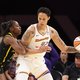 Brittney Griner, wier faam de basketbalsport ontstijgt, maakt vijf maanden na haar vrijlating uit een Russische cel haar rentree