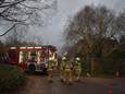 Brandweerlieden overleggen met elkaar.