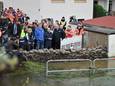 De Duitse bondskanselier Olaf Scholz (midden R), de Beierse deelstaatpremier Markus Soeder (C) en de Duitse minister van Binnenlandse Zaken Nancy Faeser bezoeken door overstromingen geteisterde gebieden in Reichertshofen in Beieren, Zuid-Duitsland