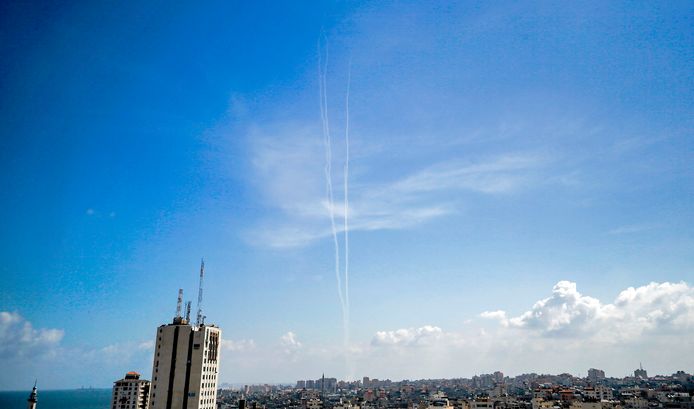 Een wit spoor van testraketten die vanuit Gaza worden afgevuurd.