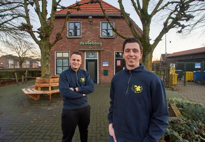 Matthijs de Bont (links) en Thomas van Nistelrooij bij het pand van de scouting aan de Leekenstraat in Heesch. De Bont:  ,,Er is geen mooiere plek in Heesch, het is heel centraal en je bent zo in het dorp.”