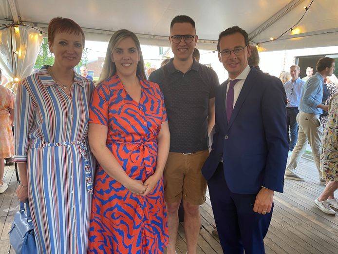 Marleen Kauffman (links) en Wouter Beke (rechts) met zorgkoppel Jordy en Anouk