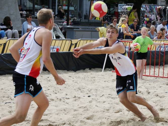 
Beachvolleybaltoernooi op de Ieperse Grote Markt
