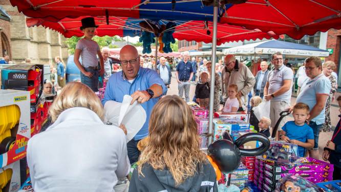 Rijssenaren en toeristen laten zich tot koopjes verleiden tijdens het standwerkersconcours: ‘Ik koop ook vanwege het verhaal’