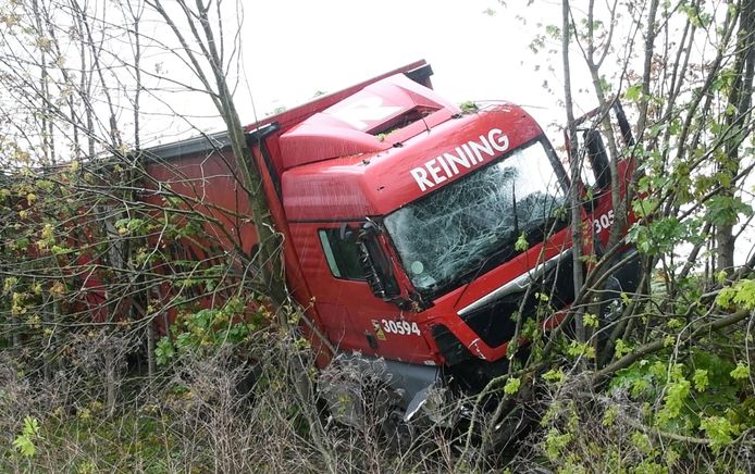 De vrachtwagen met aanhangwagen strandde in de bomen naast de A19 in Moorsele.