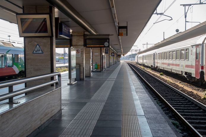 De perrons van het treinstation van Rimini blijven leeg.