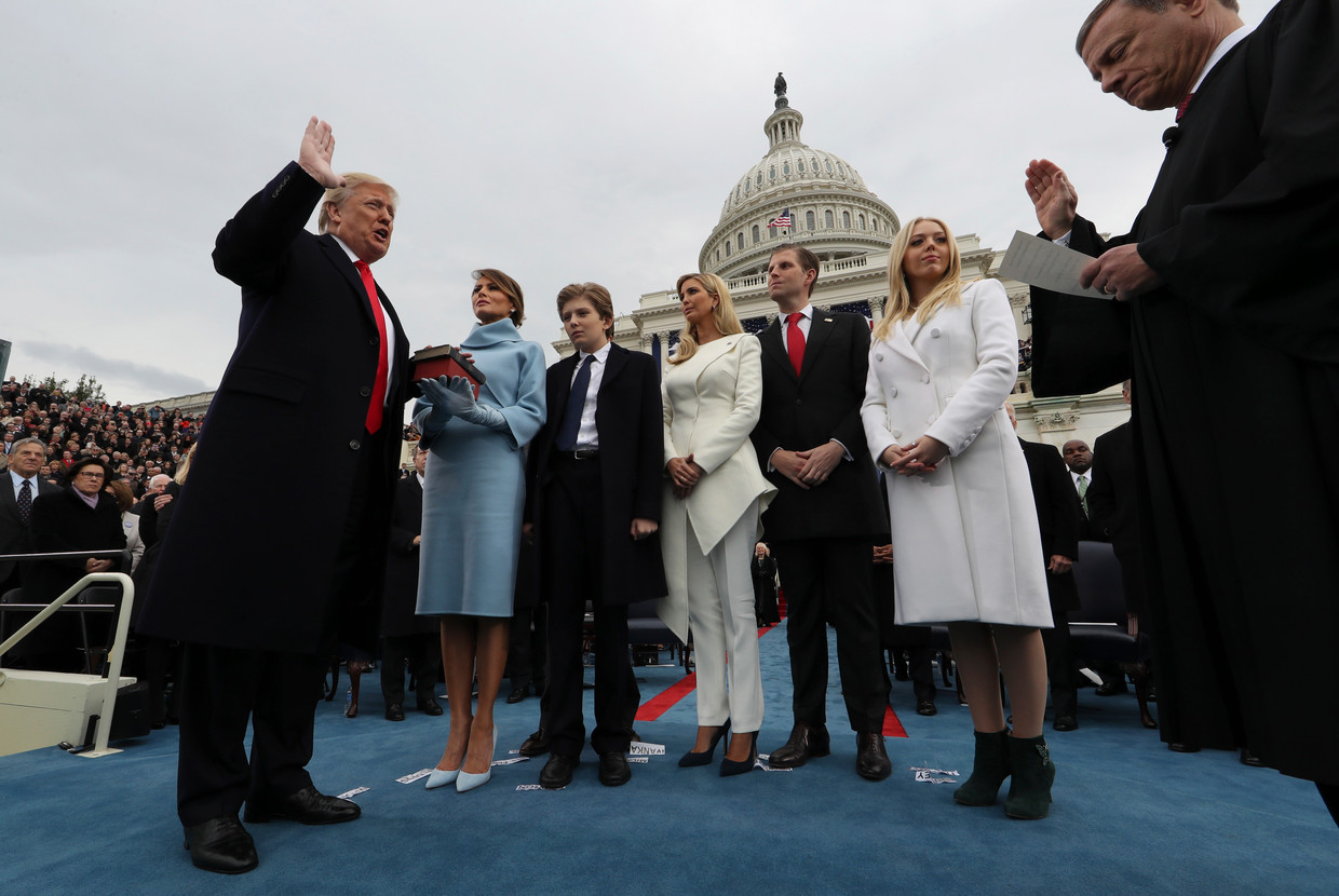 President Trump legt de eed af, naast zijn vrouw en kinderen. Beeld AP