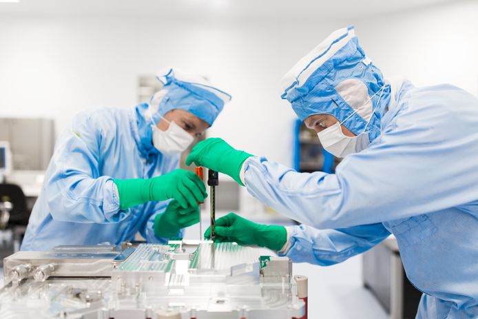 Werknemers van KMWE in een cleanroom.