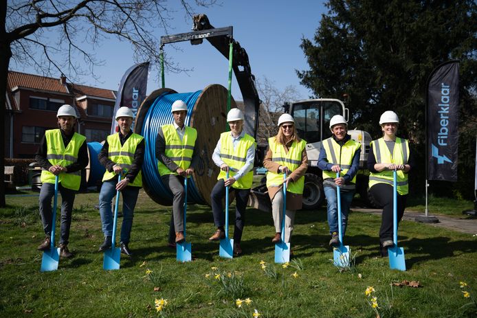 Van links naar rechts: Frithjof Van Reeth (Projectleider APK Group), Peter Peyffers (COO APK Group), Nicholas De Walsche (Head of Commercial Fiberklaar), Bert Geukens (Program Manager FttH APK Group), Miranda Rombouts (Head of Construction Fiberklaar), Dirk Verbruggen (Projectmanager FttH Fiberklaar) en Nicole Greeven (Citymanager FttH Kontich APK Group)