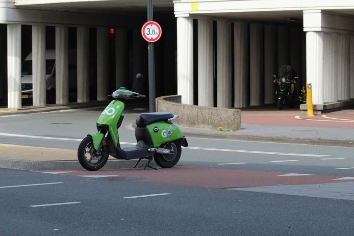 Een deelscooter geparkeerd op een oversteekplek bij de Europatunnel.