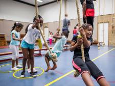 ‘Sober en doelmatig’ moest de raadszaal van Losser zijn, maar het werd een veredeld gymlokaal zonder uitstraling